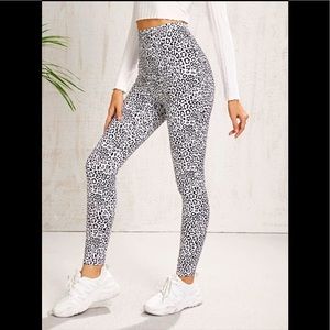 BLACK & WHITE LEOPARD 🐆 PRINT LEGGINGS